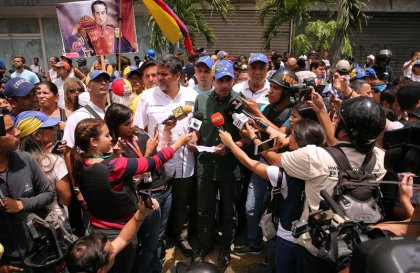 La oposición marcha a Fuerte Tiuna clamando una salida militar