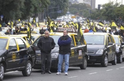 Nuevo corte de taxistas contra Uber