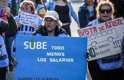 El salario real cayó 15% en solo un mes de Milei: se necesita un aumento de emergencia