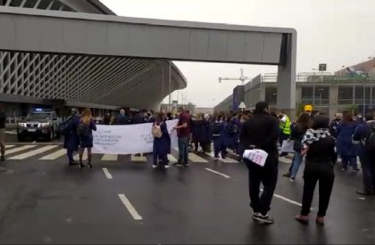 Trabajadores de Latam se movilizan en el aeropuerto de Ezeiza - YouTube