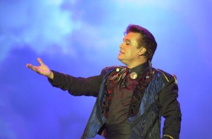 Juan Gabriel: el cantautor que calló bocas y las puso a cantar