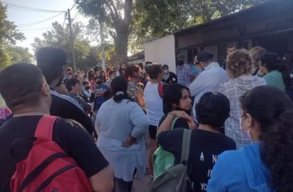 Familias bloquean entrada de la secundaria Nº 34 de José C Paz por mobiliario