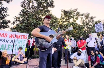 Tom Morello se presenta en la Universidad del Sur de California tras desalojo de la policía de Los Ángeles