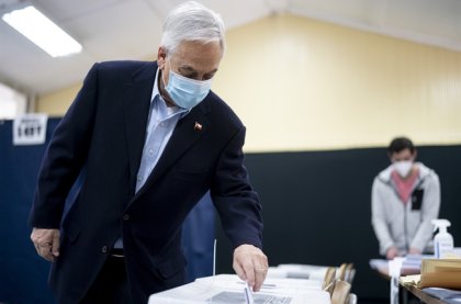 Piñera ejerce su voto en completa impunidad