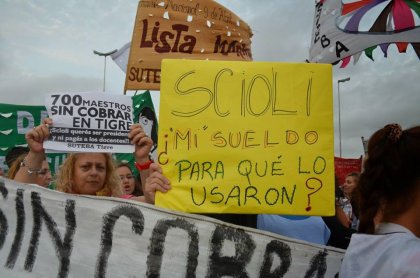 Una vez más, Scioli y De Lucía no pagan los salarios a docentes