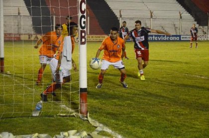 El sueño sigue: el Deportivo Roca ganó y da pelea