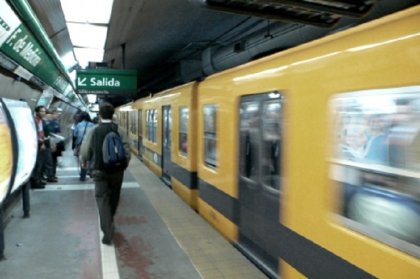 Siguen los reclamos en el subte con apertura de molinete y paro en la Línea D