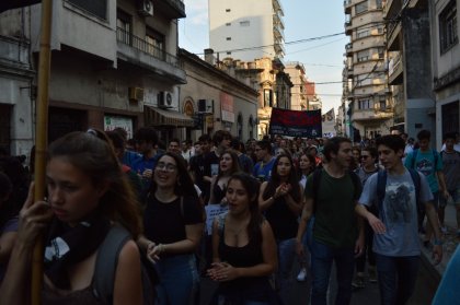 La marea secundaria rosarina también tomó las calles por los docentes universitarios 