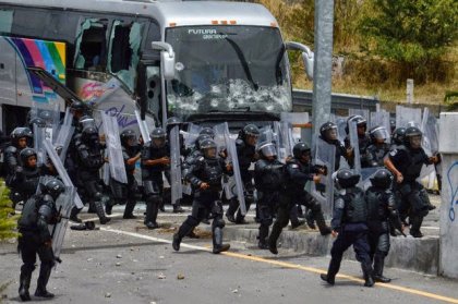 Gobierno asesino reprime de nuevo a estudiantes de Ayotzinapa