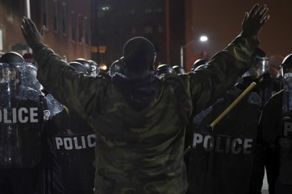 Policías antimotines, gases y toque de queda es la salida de Obama a la crisis en Baltimore