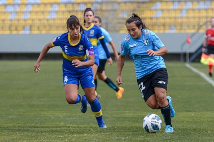 Jugadoras avanzan en la profesionalización del fútbol femenino en Chile 