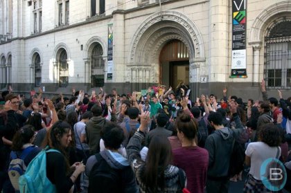 Sigue la organización de docentes y estudiantes en Humanidades y Artes de Rosario