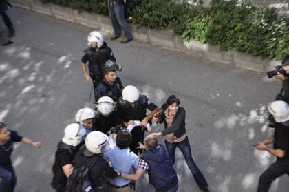 Policía reprime manifestaciones estudiantiles en Ankara y Estambul