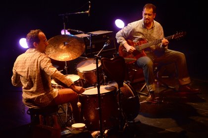 Tremenda presentación del dúo de Charly Hunter y Scott Amendola 