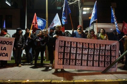 Profesores y estudiantes realizan manifestación en embajada de México