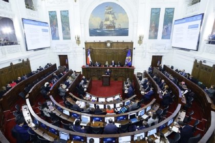 Ahora van contra la paridad: Republicanos y la derecha siguen impulsando la agenda conservadora contra las mujeres