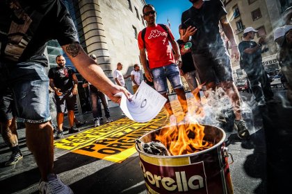 "No podemos pagarlas": en Nápoles desocupados queman las facturas de electricidad 