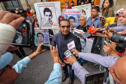 "No hubo novedades", denuncian padres de Ayotzinapa tras reunión con AMLO