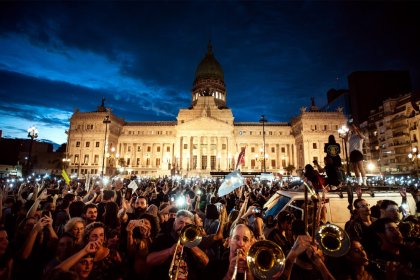 Cacerolazo cultural contra el DNU y la Ley Ómnibus en fotos