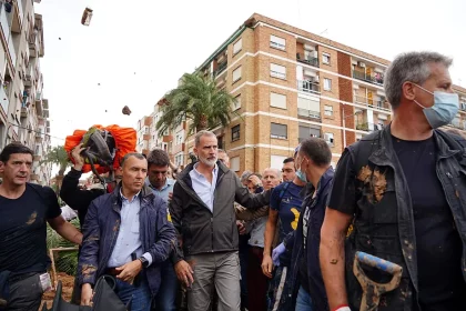 Devastación en Valencia: al grito de "asesinos" lanzan barro al rey y Pedro Sánchez en su visita a la zona