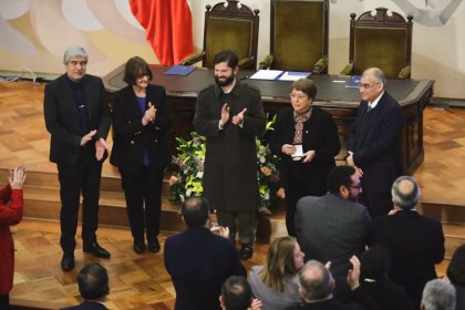 Boric y Rosa Devés otorgan reconocimiento a la neoliberal Bachelet por su “Contribución a la Educación Superior” 