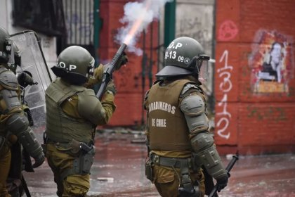 Informe de Human Rights Watch critica a Carabineros ante “amplias facultades de detención” en Chile