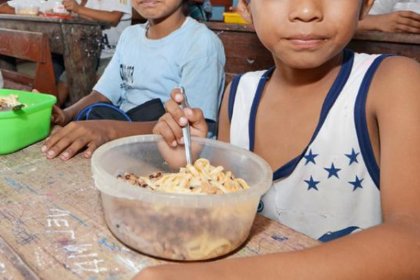 Empresas alimenticias millonarias y más de un millón de niños que saltean una comida diaria