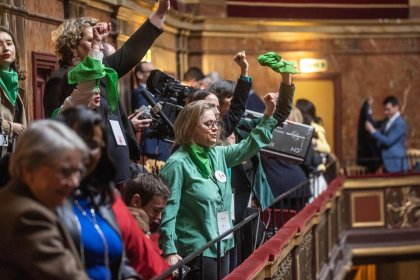 Francia se convierte en el primer país en incluir el derecho al aborto en su Constitución