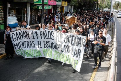 Estudiantes de la San Sebastián y la Confech marchan por Santiago contra el lucro en la educación