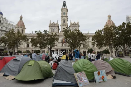 Desconvocan la acampada por la vivienda de València: de la plaza al barrio