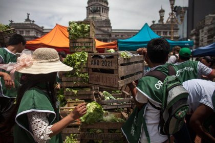 “Verdurazo”: trabajadores del campo reparten 20.000 kilos frente al Congreso