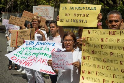 Las enfermeras venezolanas cumplen un mes de paro por salario digno