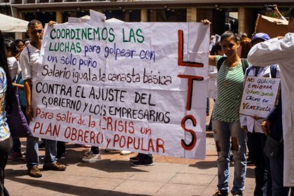 Ángel Arias, delegado de base MinTrabajo se pronuncia en protesta del sector salud - YouTube