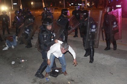 Brutal represión a maestros en Guerrero: un muerto, decenas de heridos y cientos de detenidos