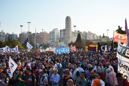 Docentes, estudiantes y sindicatos confluyen en multitudinaria concentración en el Monumento a la Bandera