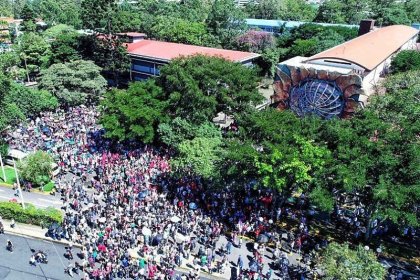 Miles de estudiantes se manifiestan contra la represión policial en la Universidad de Costa Rica