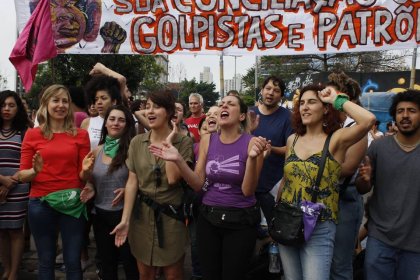 Bloque independiente de Pão e Rosas de Brasil en la manifestación contra Bolsonaro