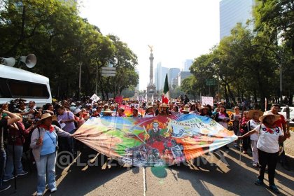 Miles marchan contra el NAICM