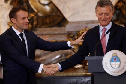 A Macri le gusta la reforma laboral de Macron, a los franceses no