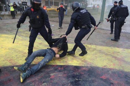 Els Mossos carreguen contra manifestants anti-feixistes a Terrassa i Girona