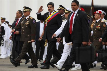 Maduro toma posesión, los militares le juran lealtad y la derecha no cesa de llamarlos a desconocerlo 