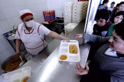 Manipuladores de alimentos de Junaeb protestan contra la reducción salarial