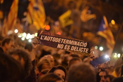 Massiva manifestació contra el judici als líders sobiranistes