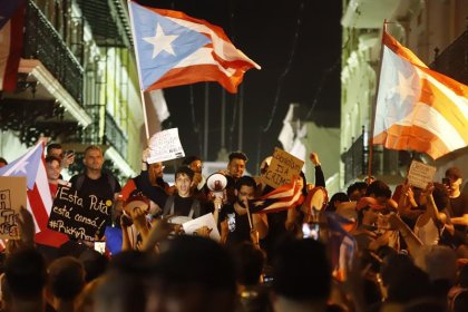 Puerto Rico: Bad Bunny y Residente se unen a vigilia ante inminente renuncia del gobernador