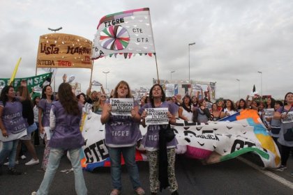 Scioli no paga los sueldos, las maestras cortan la Panamericana