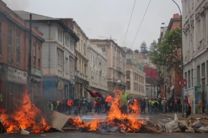 Huelga general: Portuarios de Valparaíso protestan y se concentran en las inmediaciones del Congreso 