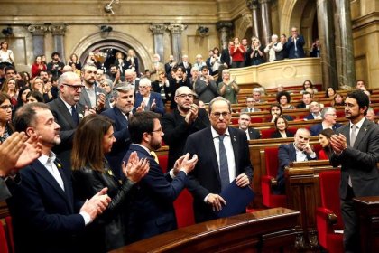 El Parlament catalán aprueba avalar a Torra y califica de “golpe de Estado” su inhabilitación