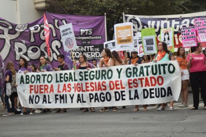 La izquierda realizó un corte frente al Arzobispado rosarino en este #9M