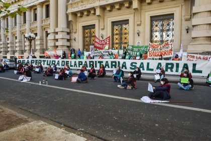 Docentes, estatales y médicos rosarinos realizaron reclamos en sede de gobierno