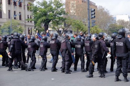 Violencia y abuso policial en épocas de coronavirus - YouTube